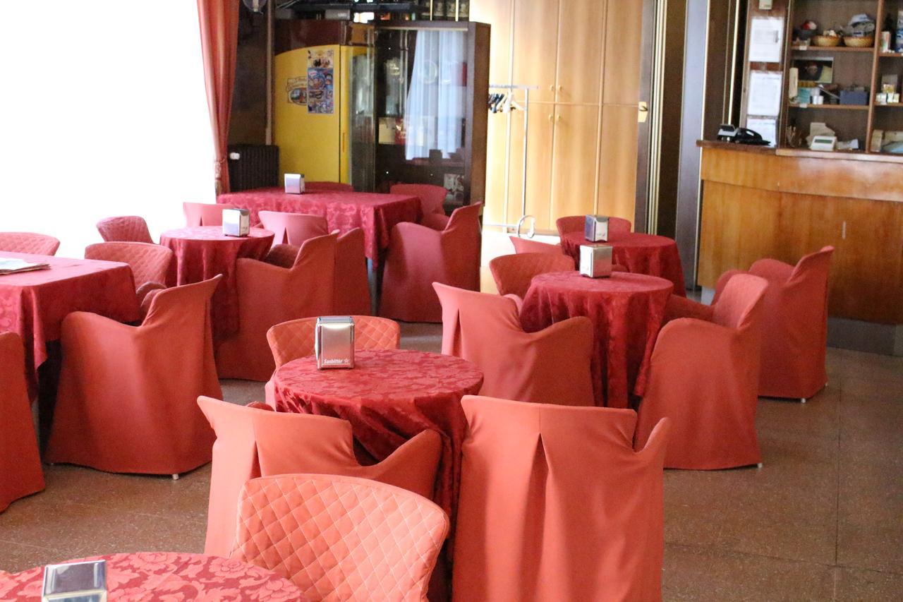 Hotel Ristorante Vittoria Santhià Exterior foto